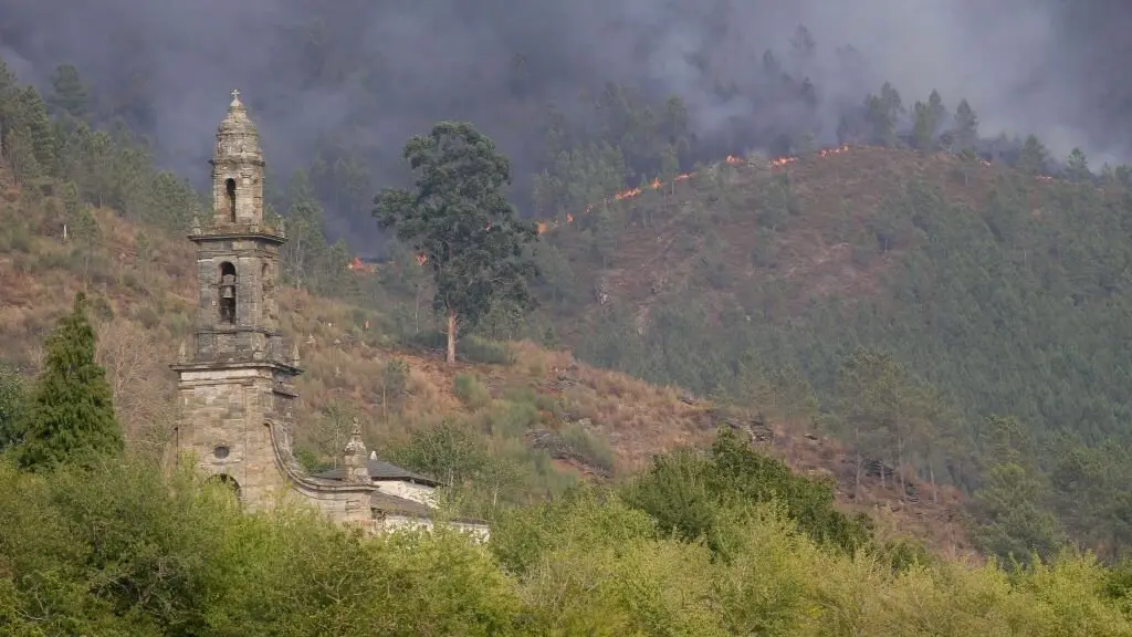 O incendio de larouco (Valdeorras) saltou o Sil e estendeuse polo concello de Quiroga, na comarca hom&oacute;nima. (Foto: Carlos Castro / Europa Press)