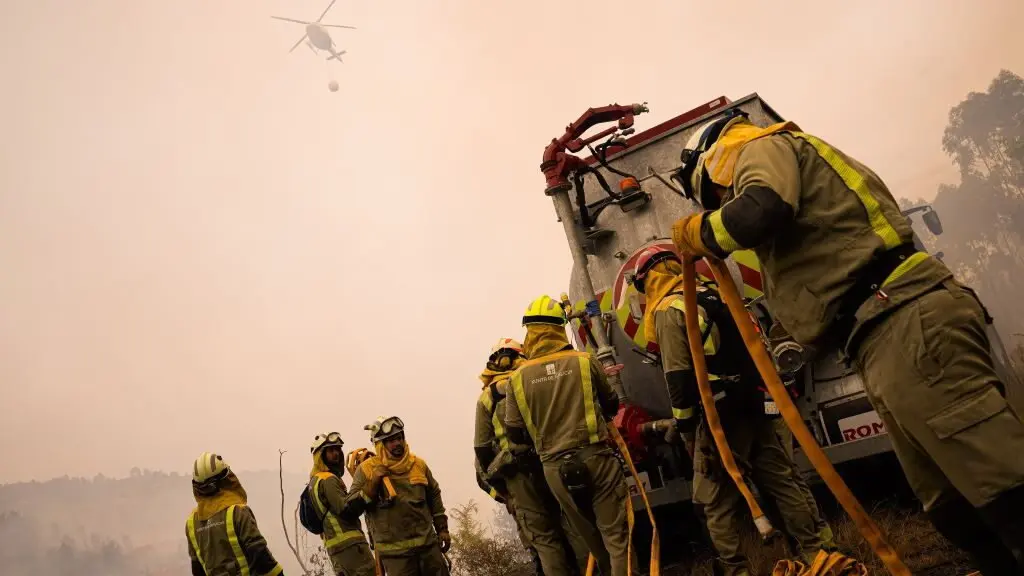 Brigada de extinci&oacute;n dun incendio declarado en 2024 no concello de Crecente (A Paradanta). (Foto: Adri&aacute;n Irago / Europa Press)