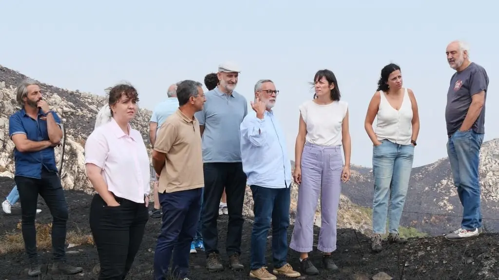 Ana Pont&oacute;n e representantes do BNG este 21 de agosto en Rebordechao. (Foto: N&oacute;s Diario)