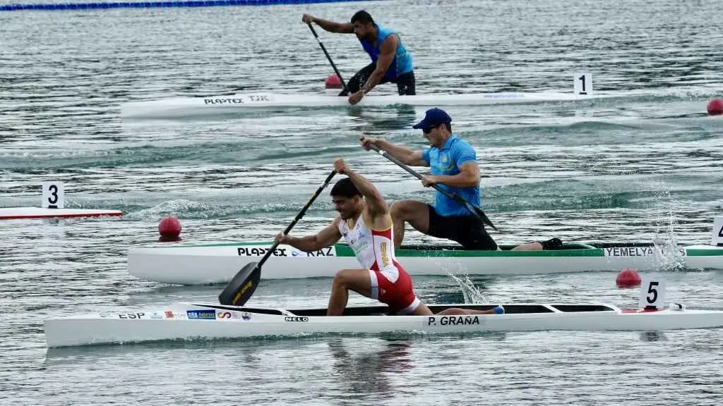 Pablo Gra&ntilde;a dominando a s&uacute;a proba en Mil&aacute;n, esta quinta feira. (Foto: RFEP)