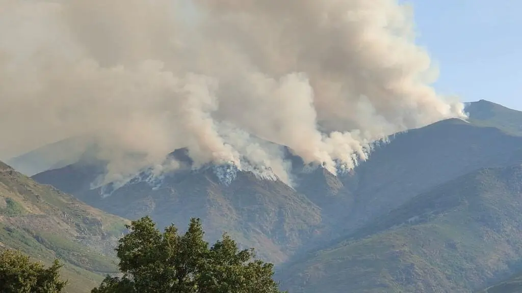 Incendio na zona de Casaio, Carballeda de Valdeorras, o pasado 23 de agosto. (Foto: N&oacute;s Diario)