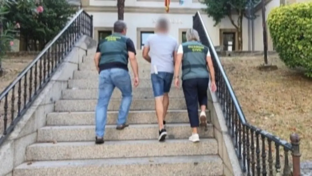 A Garda Civil det&eacute;n un veci&ntilde;o da Paradanta acusado dun delito contra a liberdade e a indemnidade sexual. (Foto: Europa Press)