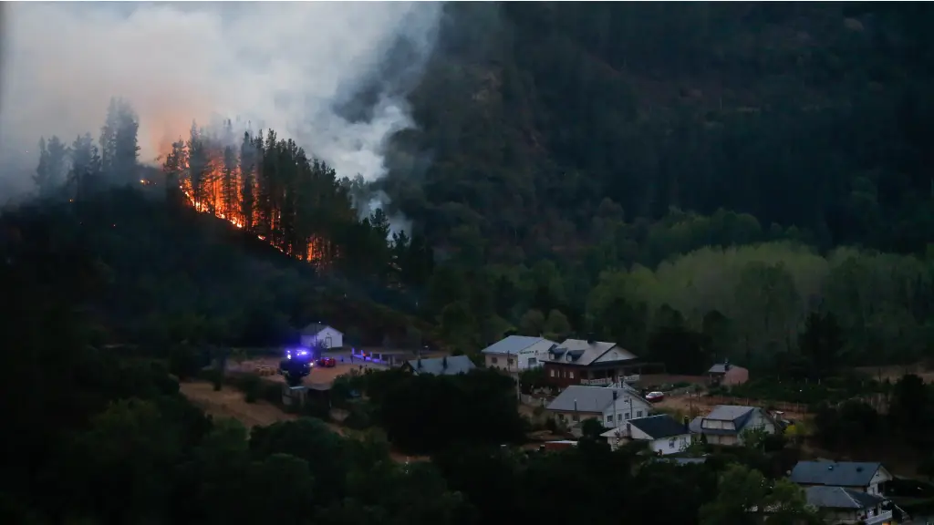 Persoal do operativo antiincendios traballa nos labores de extinci&oacute;n do lume, a 25 de agosto de 2025, na Pobra do Broll&oacute;n (Terra de Lemos). (Foto: Carlos Castro / Europa Press)