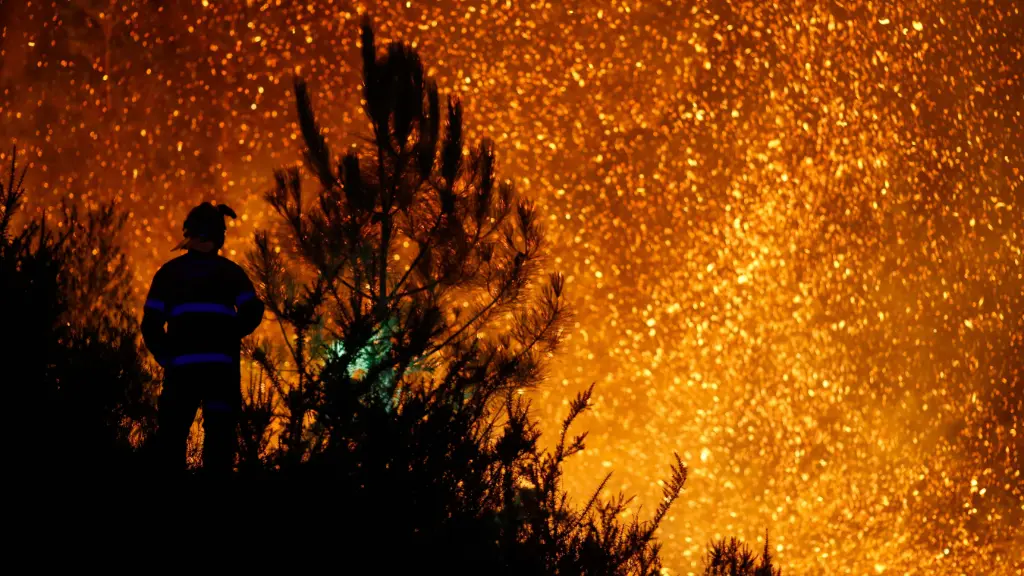 Persoal do operativo antiincendios traballa nos labores de extinci&oacute;n do lume, a 25 de agosto de 2025, na Pobra do Broll&oacute;n (Terra de Lemos). (Foto: Carlos Castro / Europa Press)