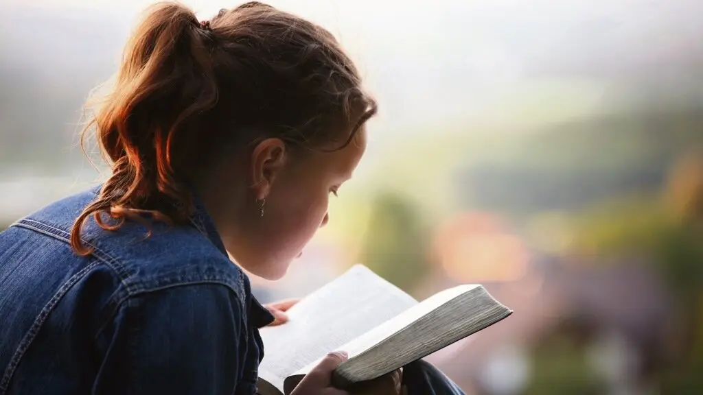 Polas tardes leo os libros que me deixara o meu mestre fuxido. (Foto: Lvdesign)