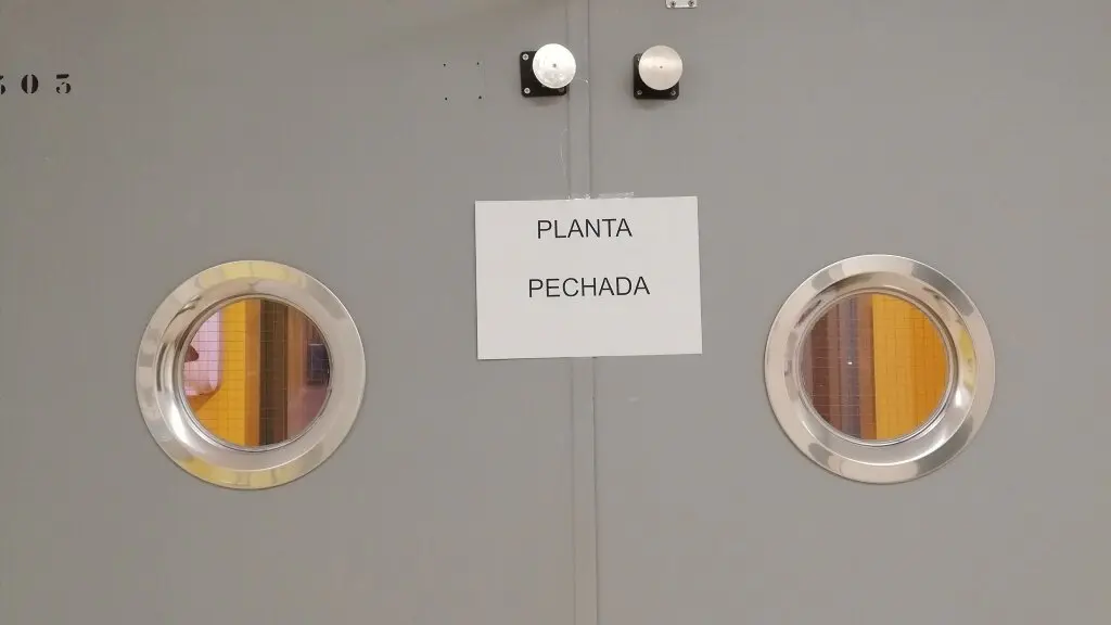 Cartel que indica o feche da planta de Medicina Interna do Hospital da Mari&ntilde;a. (Foto N&oacute;s Diario)