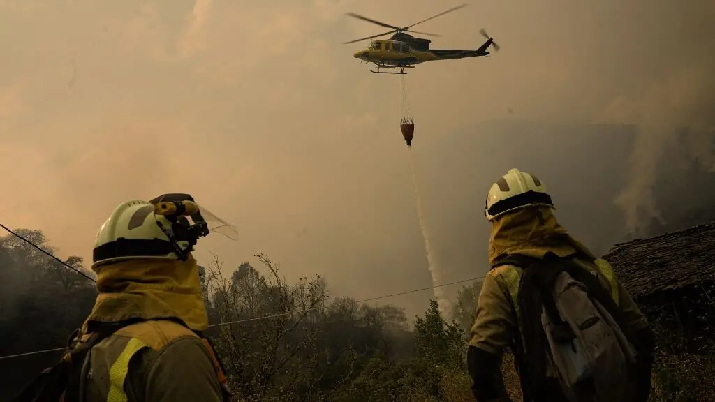 Traballadores de extinci&oacute;n de incendios en Castro de Abaixo. (Foto: Adri&aacute;n Irago / Europa Press)