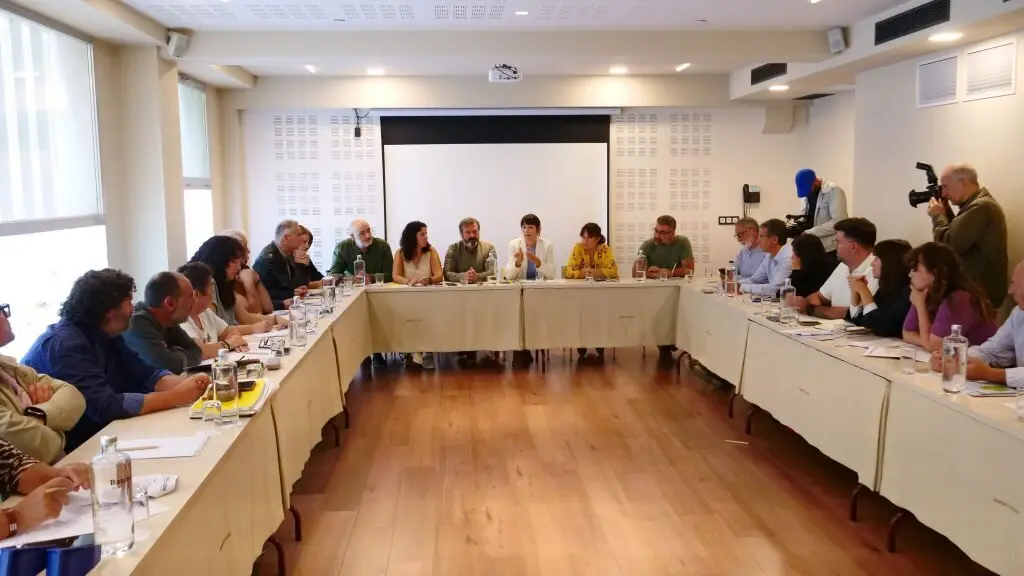 Ana Pont&oacute;n, este 1 de setembro, en Ourense con representantes institucionais e org&aacute;nicos do BNG. (Foto: N&oacute;s Diario)