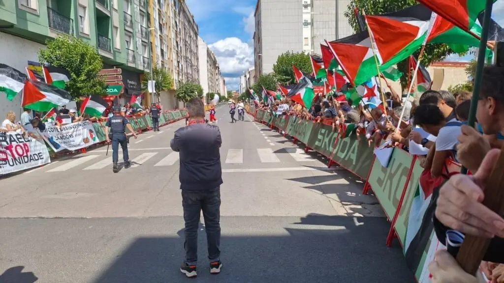Protesta en Monforte contra presenza do equipo israel&iacute; na Volta. (Foto: N&oacute;s Diario)