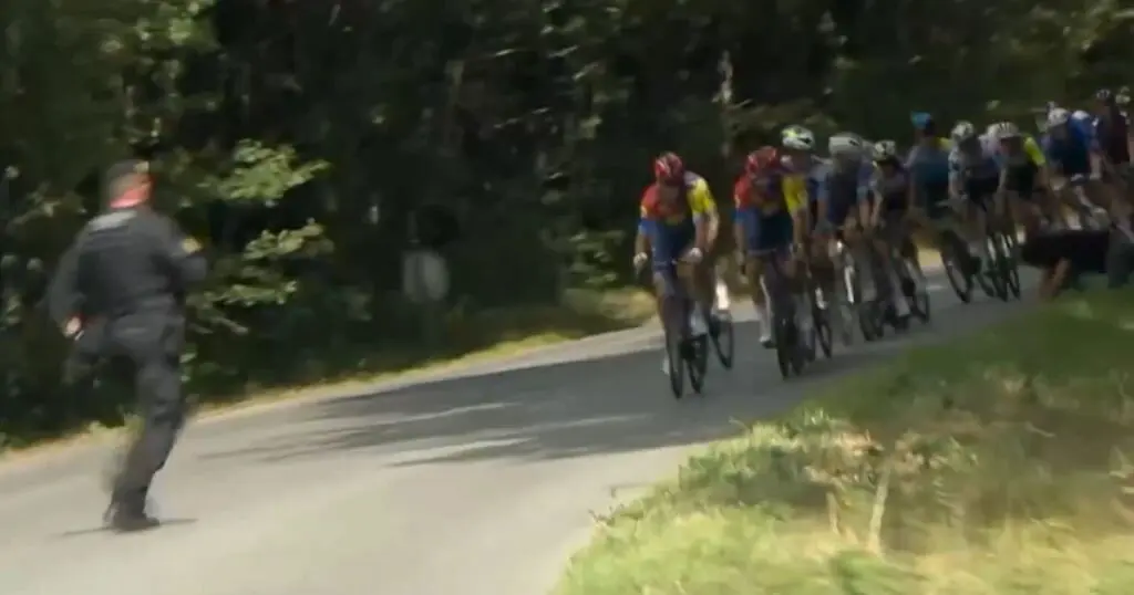 o garda civil cruzou o pel&ntilde;ot&oacute;n e provocou a ca&iacute;da do ciclista Javi Romo. (Foto: TDP)