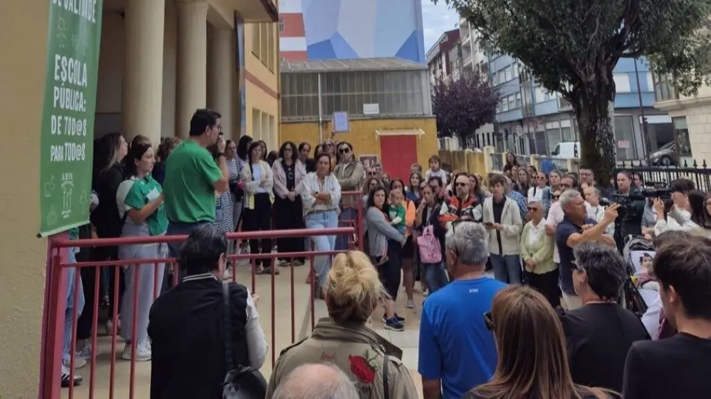 Mobilizaci&oacute;n no CEIP O Grupo de Ribeira o 8 de setembro. (Foto: N&oacute;s Diario)