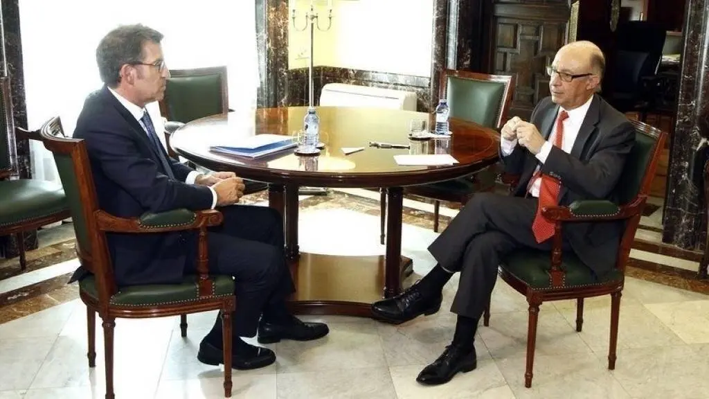 Alberto N&uacute;&ntilde;ez Feixoo e Crist&oacute;bal Montoro durante unha reuni&oacute;n en 2017. (Foto: Europa Press)