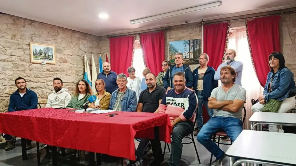 Mario Vidal, Fran Castro, Inma Rodr&iacute;guez, Mar&iacute;a Porto,
Xaqu&iacute;n Rubido, Miguel Iglesias, Jos&eacute; Manuel Oubi&ntilde;a e Lino D&iacute;az, na mesa, este 15 de setembro na rolda de prensa en Vilagarc&iacute;a de Arousa (O Saln&eacute;s). (Foto: PDRA)