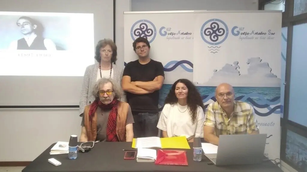 Xavier Correa, Olga Mah&iacute;a e Jorge Calle (sentados), este 15 de setembro en Sada (comarca da Coru&ntilde;a). (Foto: N&oacute;s Diario)