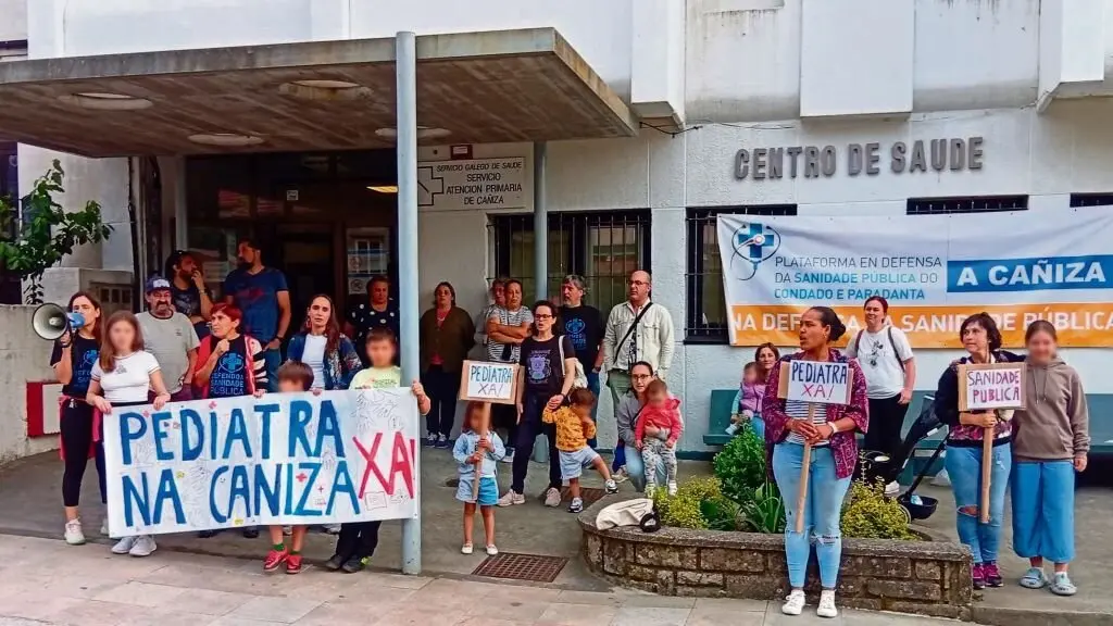 Mobilizaci&oacute;n ante o centro de sa&uacute;de da Caniza, este 15 de setembro. (Foto: N&oacute;s Diario)