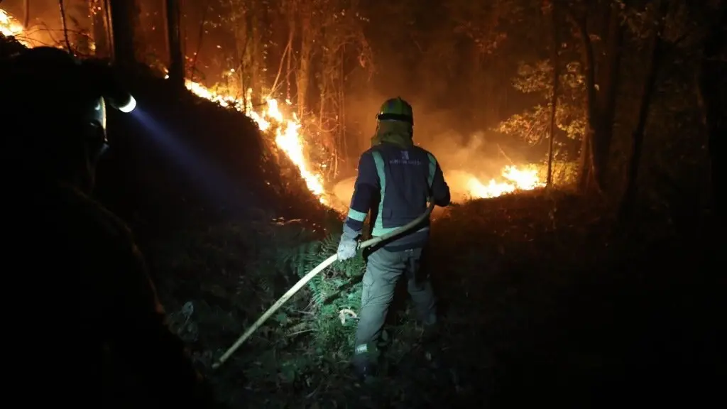 Bombeiro nas tarefas de extinci&oacute;n do incendio de Barreiros, o 14 de setembro. (Foto: Carlos Castro / Europa Press)
