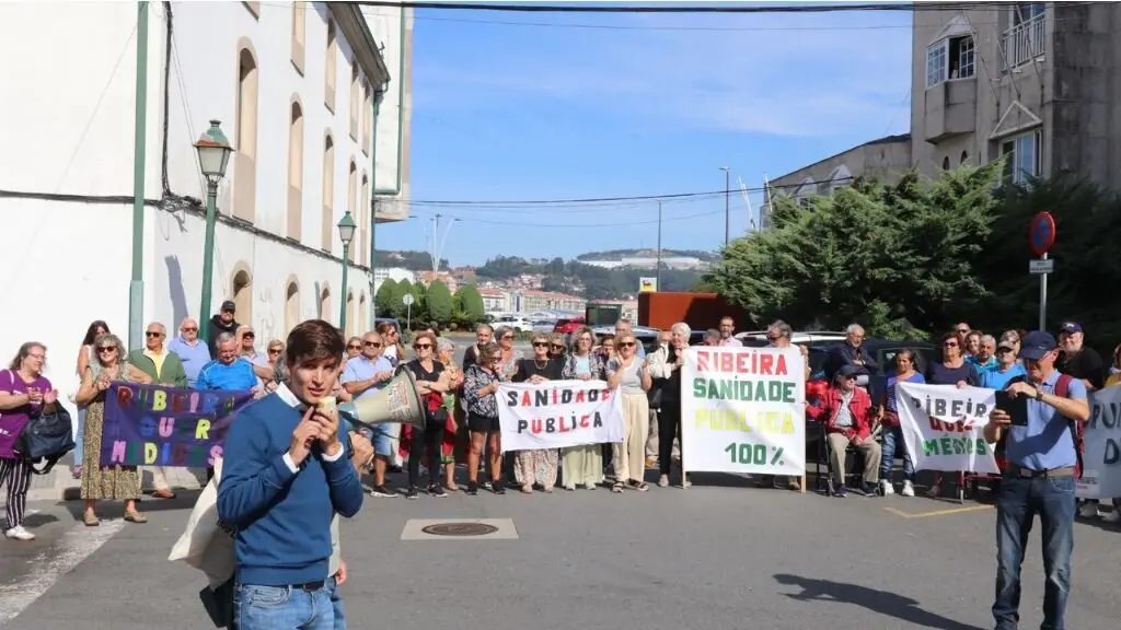 Mobilizaci&oacute;n da veci&ntilde;anza de Ribeira (O Barbanza), este 18 de setembro ante o centro de sa&uacute;de, coa participaci&oacute;n do alcalde, Lu&iacute;s P&eacute;rez Barral. (Foto: N&oacute;s Diario)