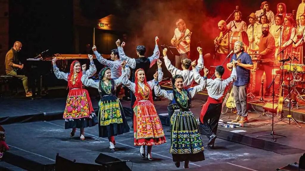 Baile tradicional galego-portugu&eacute;s durante a gala inaugural, mesturando m&uacute;sica e danza atl&aacute;ntica. (Foto: Viana do Castelo - Capital da Cultura)