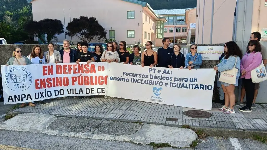 Oscar Insua e nais e pais do IES Agra de Ra&iacute;ces na concentraci&oacute;n de hoxe en Cee. (Foto: N&oacute;s Diario)