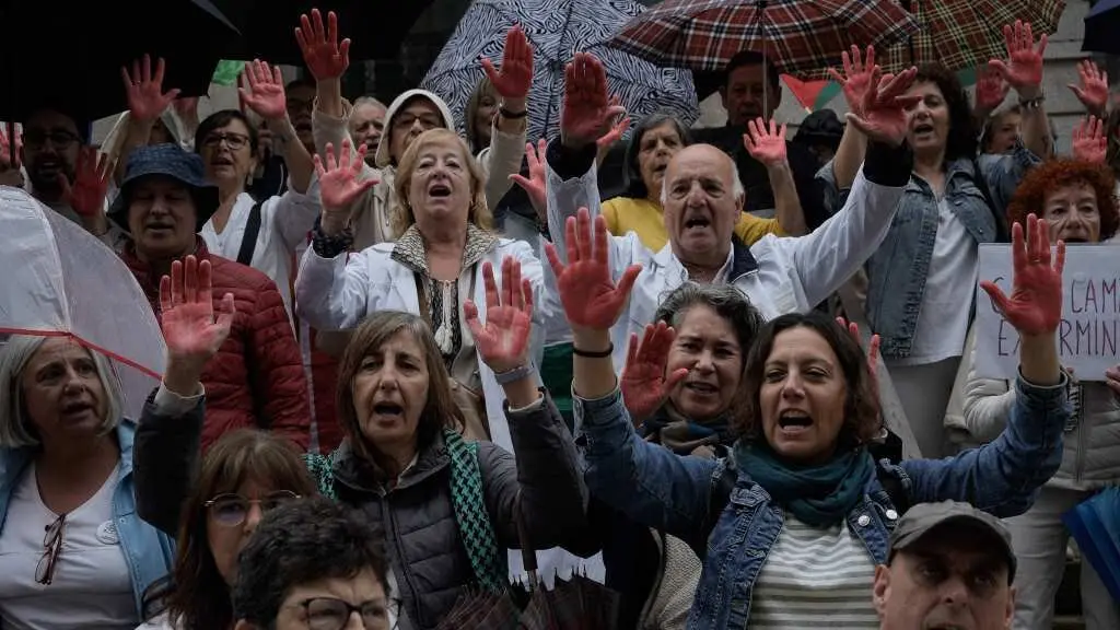 Concentraci&oacute;n en apoio ao persoal sanitario de Gaza. (Foto: Adri&aacute;n Irago / Europa Press)