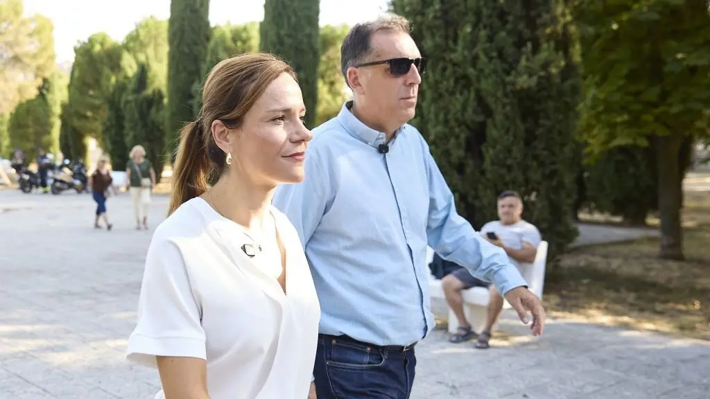 Isabel P&eacute;rez Mo&ntilde;ino e Samuel V&aacute;zquez, representantes de Vox, durante unha comparecencia na que pediron a expulsi&oacute;n de migrantes. (Foto: Jes&uacute;s Hell&iacute;n / Europa Press)