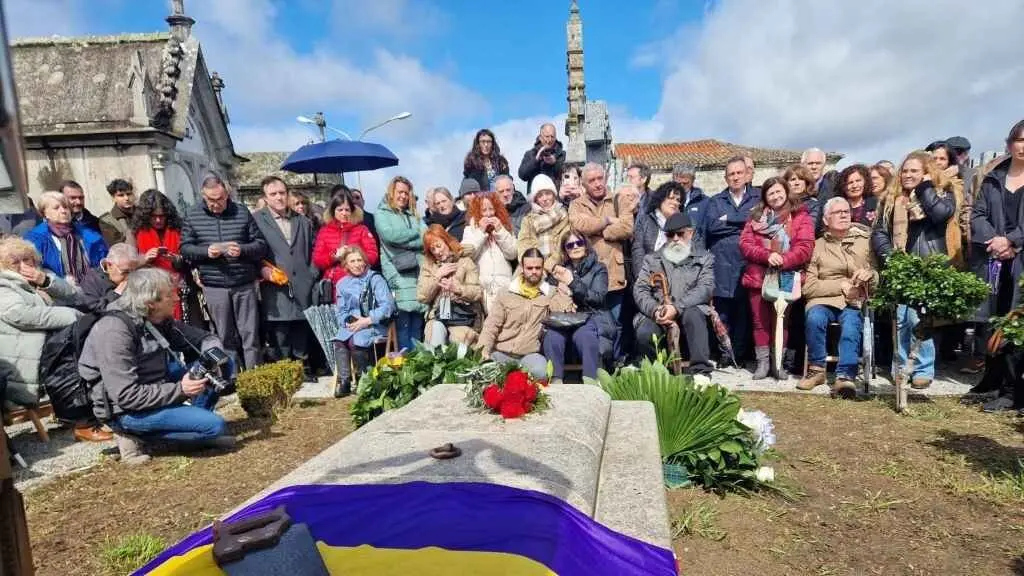Acto no cemiterio de San Breixo, este domingo 21 de setembro. (Foto: Comit&eacute; de Memoria de Celanova)