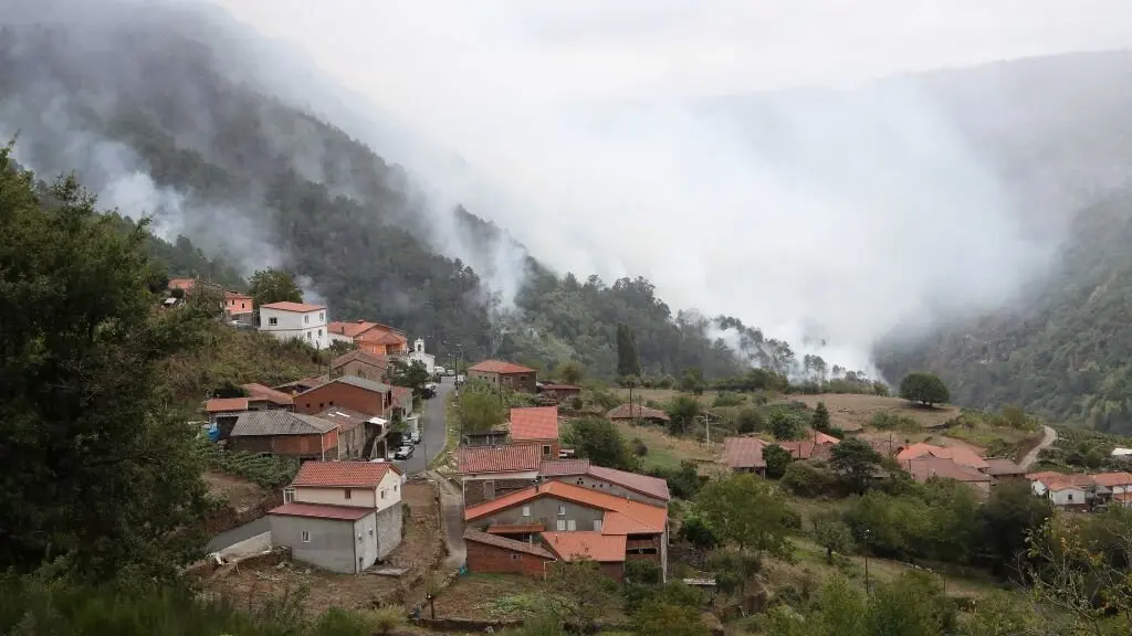 Columnas de fume pr&oacute;ximas a un n&uacute;cleo de poboaci&oacute;n, este 20 de setembro en Pant&oacute;n. (Foto: Carlos Castro / Europa Press)