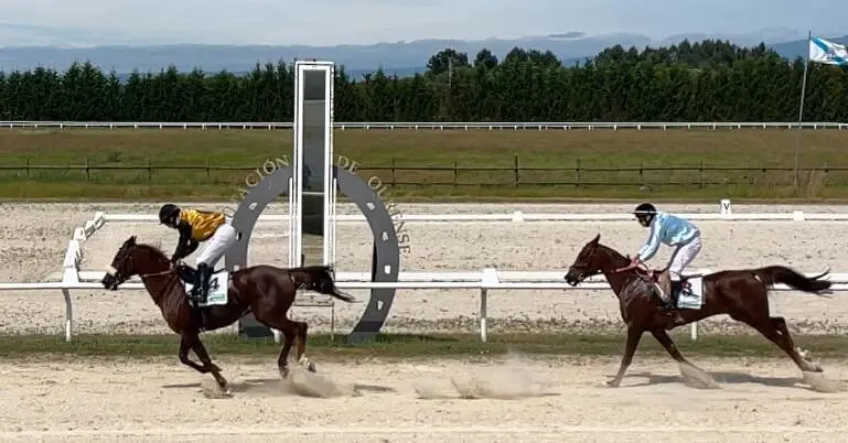 Palombina de Llanes chegando en primeiro lugar en Xinzo. (Foto: Jockey Club Galicia)