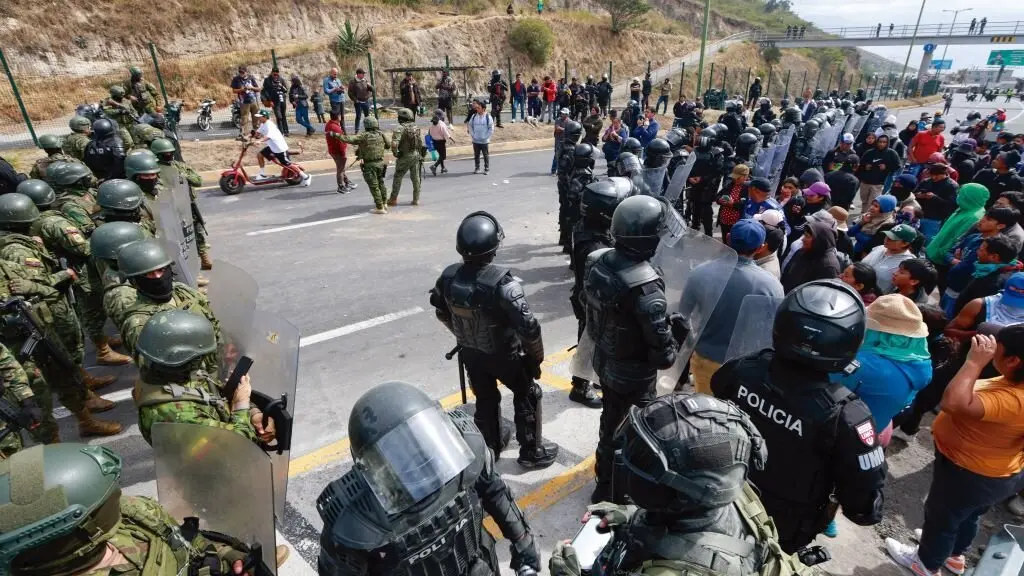 Enfrontamentos entre civ&iacute;s e as forzas policiais e militares en Quito, a capital do Ecuador. (Foto: Europa Press / Contacto / Ricardo Landeta)