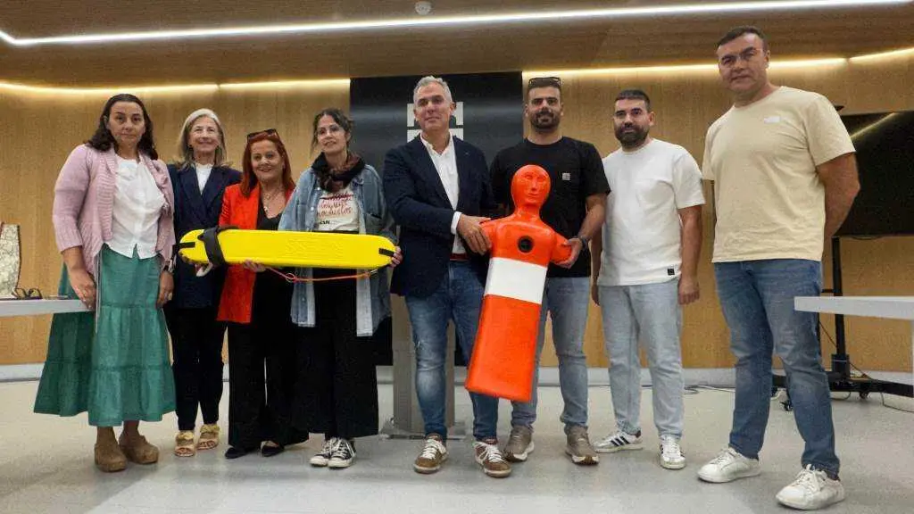 Gul&iacute;as e Dom&iacute;nguez, no centro, na presentaci&oacute;n, esta cuarta feira. (Foto: N&oacute;s Diario)