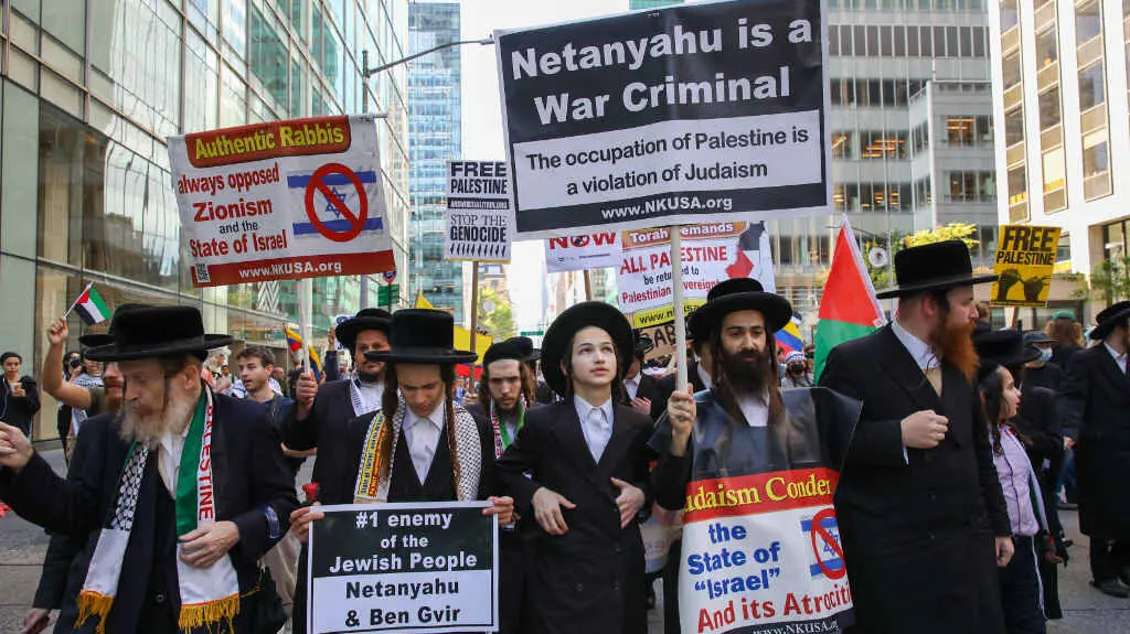Persoas xud&iacute;as antisionistas protestando o 26 de setembro de 2025 contra o xenocidio en Nova York, nos Estados Unidos, por mor da presenza do l&iacute;der israel&iacute; Benjamin Netanyahu na Asemblea Xeral da ONU, que decorreu na cidade. (Foto: Apolline Guillerot-Malick / SOPA / DPA v&iacute;a Europa Press)