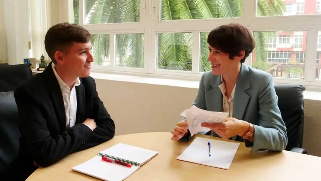 Lu&iacute;s P&eacute;rez e Ana Pont&oacute;n durante unha reuni&oacute;n de traballo. (Foto: N&oacute;s Diario)