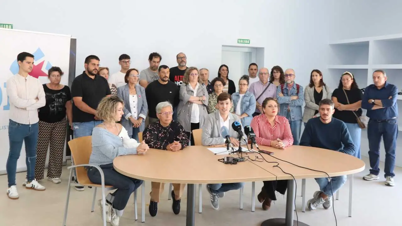 O alcalde Lu&iacute;s P&eacute;rez e o seu equipo de Goberno ofreceron esta terza feira 30 de setembro unha rolda de prensa. (Foto: N&oacute;s Diario)