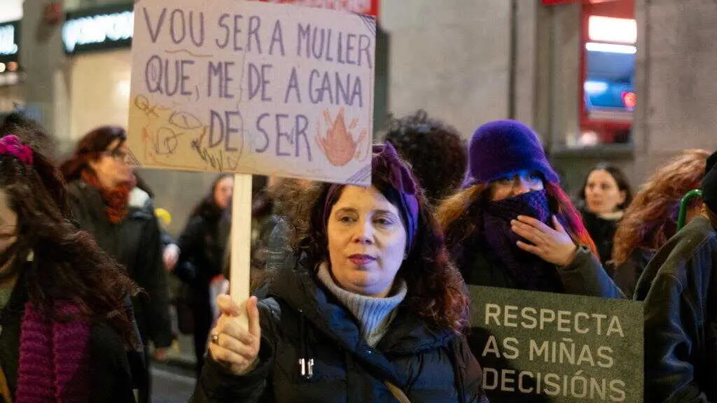 Mulleres defenden os seus dereitos na r&uacute;a durante o 8-M. (Foto: Arxina)