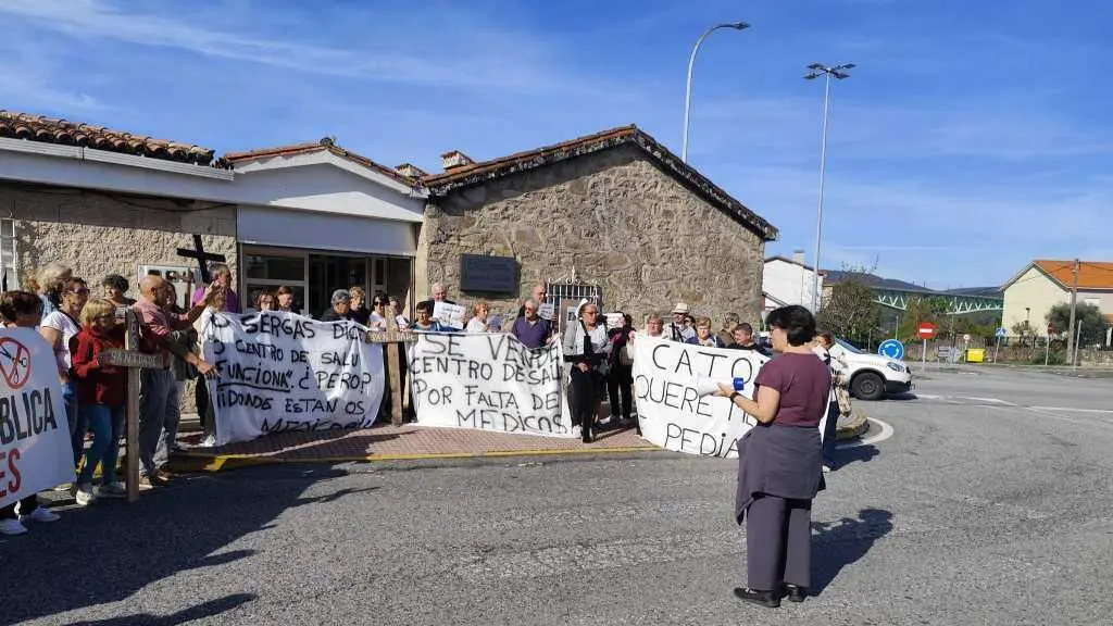 Mobilizaci&oacute;n en Catoira contra os recortes en Sanidade, esta cuarta feira 1 de outubro. (Foto: Plataforma Centro M&eacute;dico Catoira)