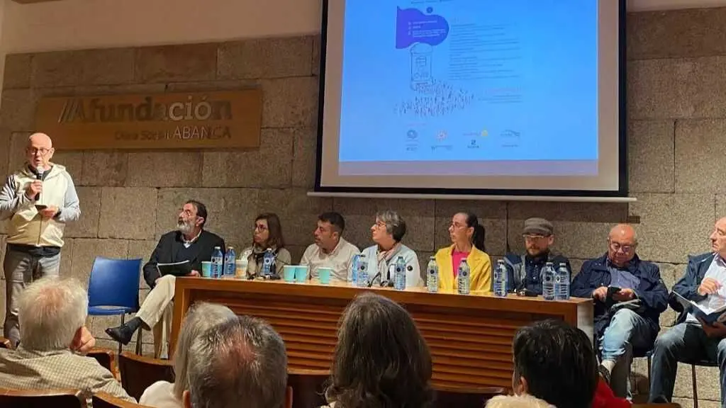 Fernando Abraldes (Asociaci&oacute;n de Pacientes e Usuarios do CHUS), Eladio Fern&aacute;ndez (presidente de Fademba), Luisa Mart&iacute;nez (Ugade), Mario &Aacute;lvarez (Asotrame), Carme Pazos (APUCHUS), Cristina Blanco (Querendo), Lois Agrelo (AGAPA), e Xos&eacute; Ram&oacute;n Gir&oacute;n (A&rsquo;Creba), Luciano Fern&aacute;ndez (Asociaci&oacute;n Dano Cerebral Compostela). (Foto: N&oacute;s Diario)
