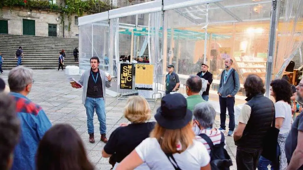 Xurxo Mart&iacute;nez na carpa da SELIC, en Compostela. (Foto: La Diapo)
