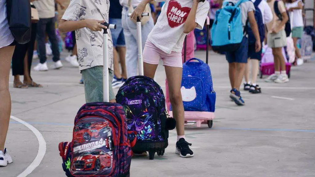 Estudantado de Primaria &aacute;s portas do colexio. (Foto: &Aacute;lex Zea / Europa Press)