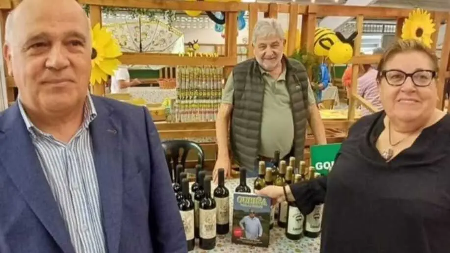 Antonio Ramos, Laureano Oubi&ntilde;a e Mar G&oacute;mez, na Feira do Mel. (Foto: Concello de Nar&oacute;n)