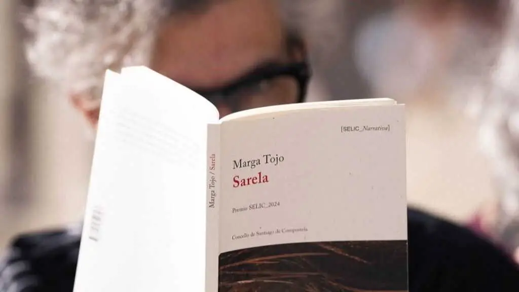 Lectura de &lsquo;Sarela&rsquo;, de Marga Tojo, no Obradoiro durante a celebraci&oacute;n da Selic en Santiago de Compostela. (Foto: Selic)
