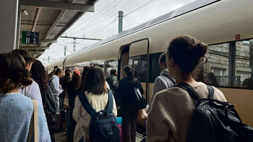 Usuarias do tren na estaci&oacute;n ferroviaria de Santiago de Compostela. (Foto: Arxina)