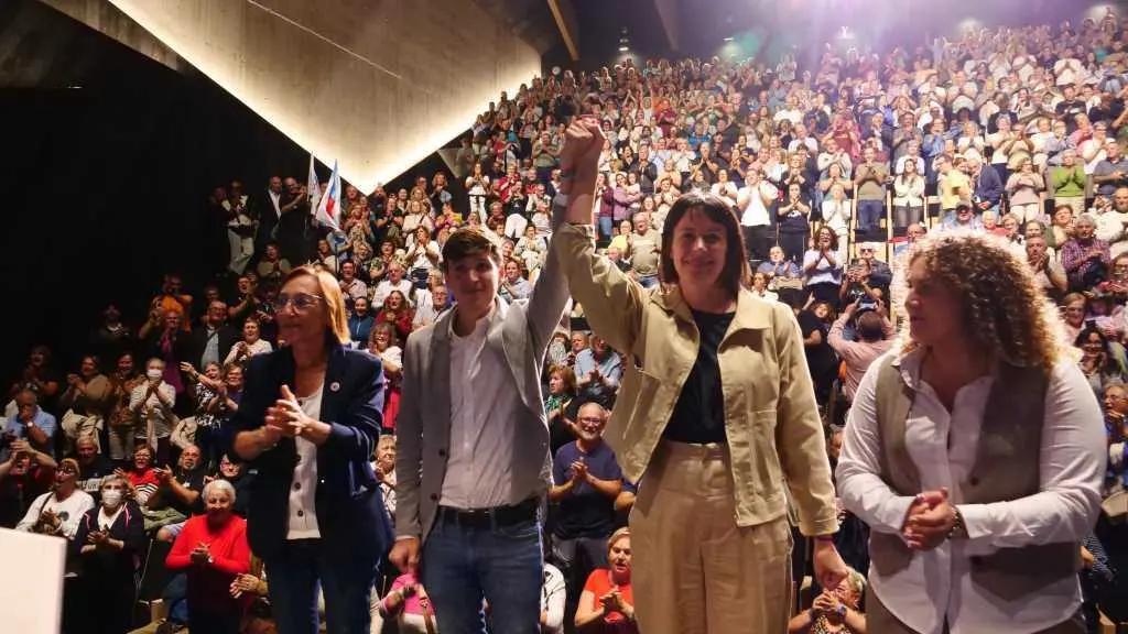 Rosana P&eacute;rez, Lu&iacute;s P&eacute;rez, Ana Pont&oacute;n e Ant&iacute;a Alberte, esta quinta feira 9 de outubro en Ribeira. (Foto: N&oacute;s Diario)