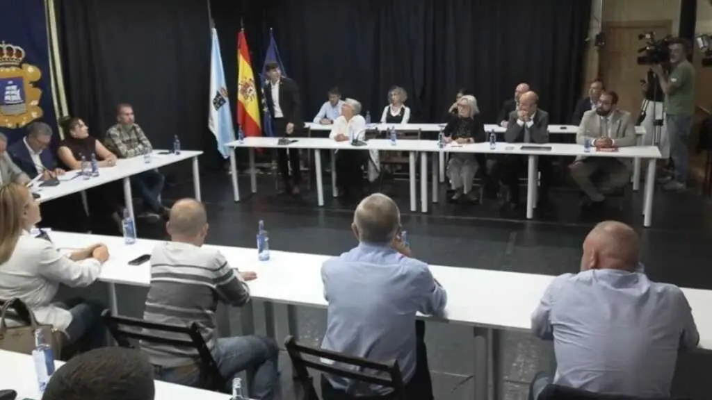 O ex alcalde de Ribeira, Lu&iacute;s P&eacute;rez Barral, no momento da votaci&oacute;n. (Foto: Concello de Ribeira)