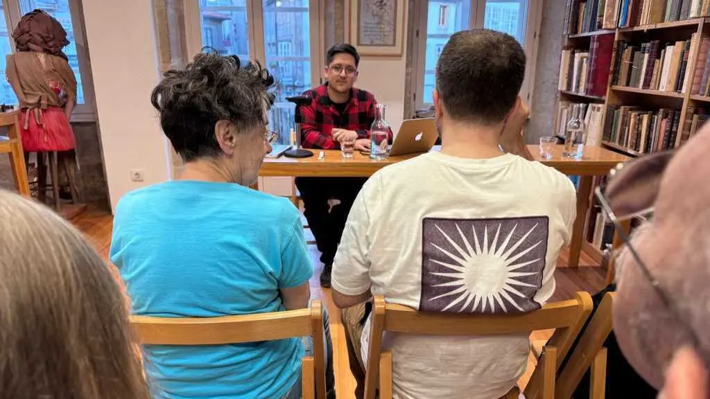 Palestra de Miguel Garc&iacute;a-Fern&aacute;ndez titulada 'Xoana de Castro versus Catalina de Fonseca', esta terza feira na librar&iacute;a Couceiro de Compostela. (Foto: N&oacute;s Diario)