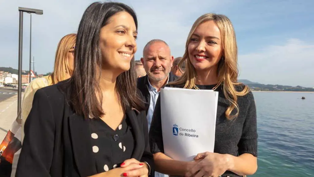 Mar&iacute;a Sampedro e Fabiola Garc&iacute;a este 18 de outubro en Ribeira. (Foto: Xunta da Galiza)