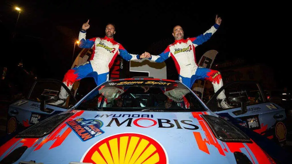 Javi Murado e V&iacute;ctor Senra, celebran o seu troindo no rally San Froil&aacute;n e no Campionato Galego de Rallys. (Foto: Federaci&oacute;n Galega de Automobilismo)