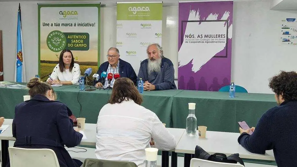 Leonor Lorenzo, Hixinio Moug&aacute;n e Jos&eacute; Carlos Brea, esta terza feira 21 de outubro, en rolda de prensa na sede de Agaca en Compostela. (Foto: N&oacute;s Diario)