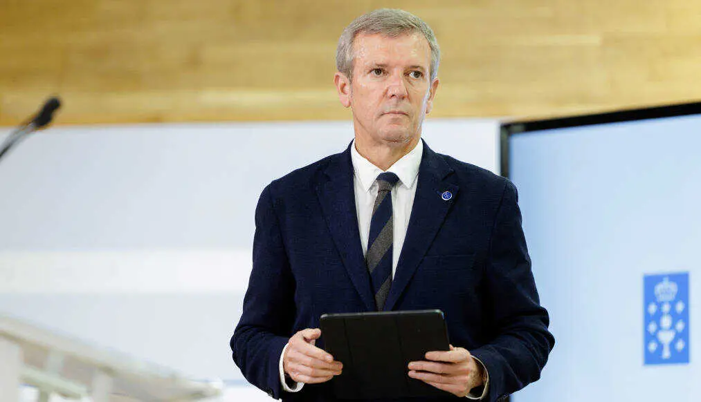 O titular do Executivo galego, Alfonso Rueda, acompa&ntilde;ado do conselleiro de Presidencia, Diego Calvo, na rolda de prensa posterior &aacute; reuni&oacute;n do Consello da Xunta. Sala do Consello, 27/10/25.