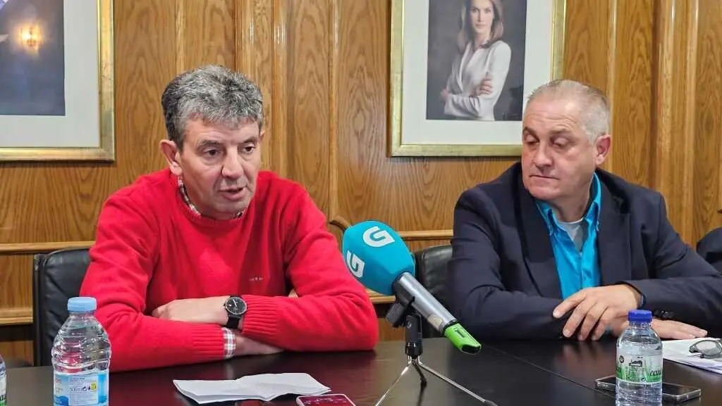 O alcalde de Maceda de Trives, Amable Fern&aacute;ndez, e o l&iacute;der do PSdeG de Ourense, &Aacute;lvaro Vila, en rolda de prensa o 29 de outubro. (Foto: PSdeG)