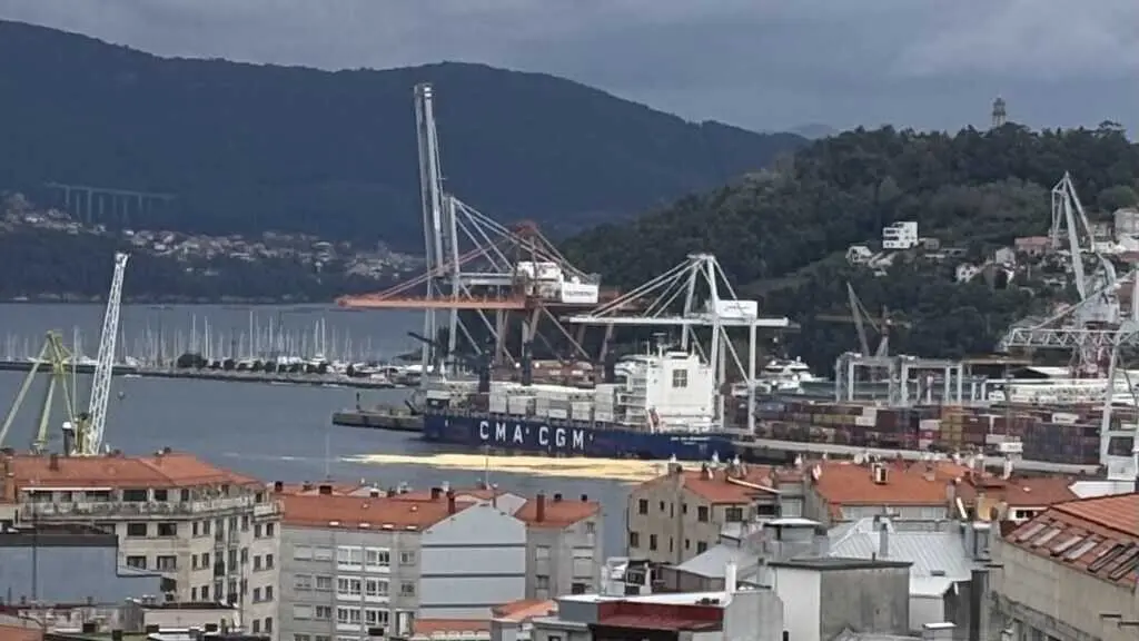 Vertedura de aceite de palma en Guixar. (Foto: Capit&aacute;n Parrouro)